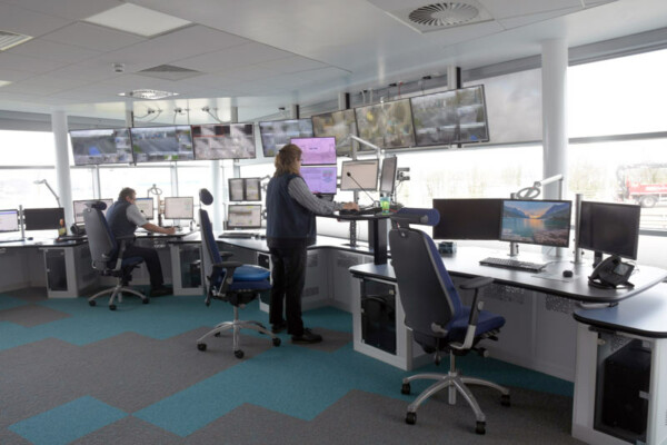 sala-de-control-del-puente-del-río-tamar-01-l-72ppp